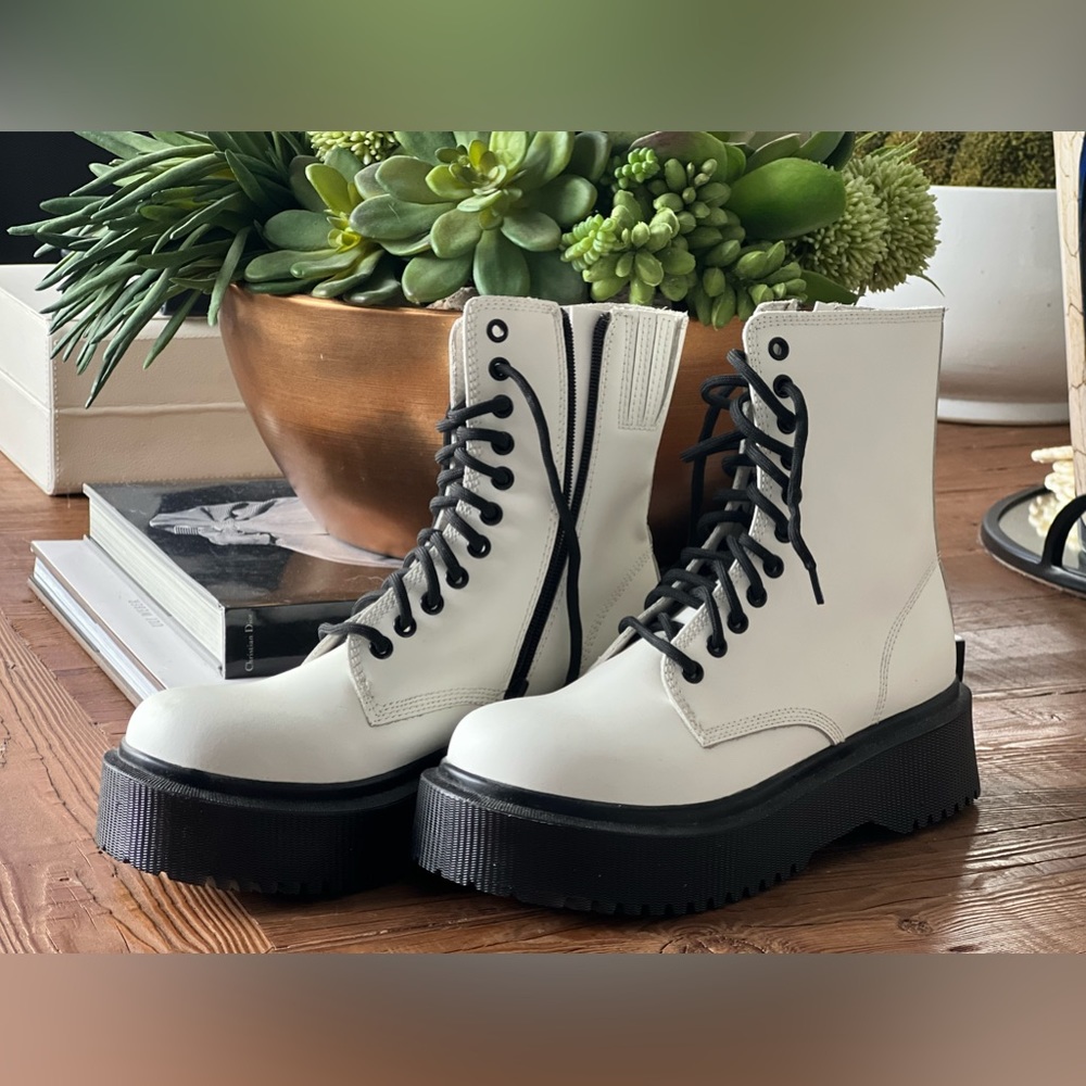 Jeffrey Campbell cream/winter white side zip boot size 9